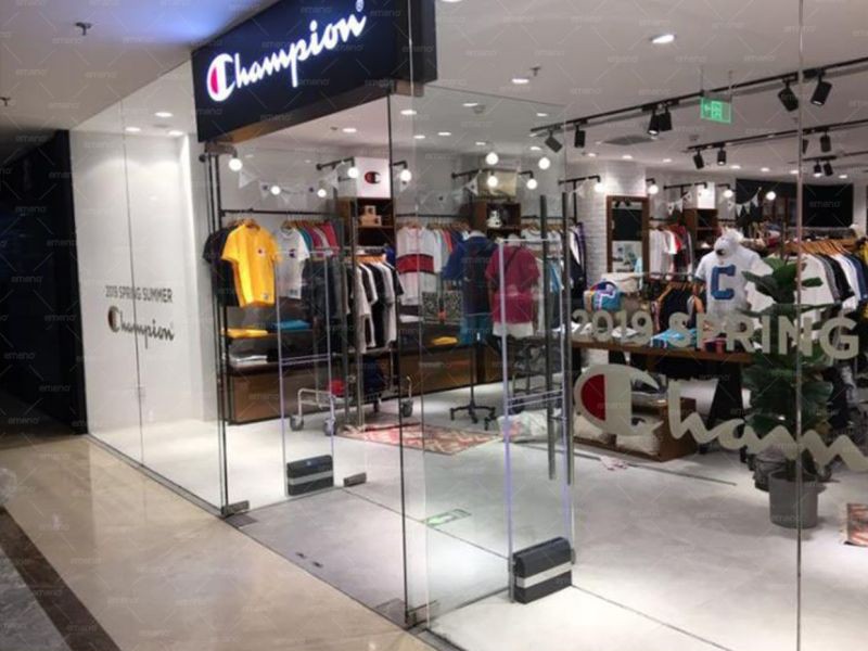 AM9800 antidiefstalapparaat voor kleding geïnstalleerd bij Champion Clothing Store